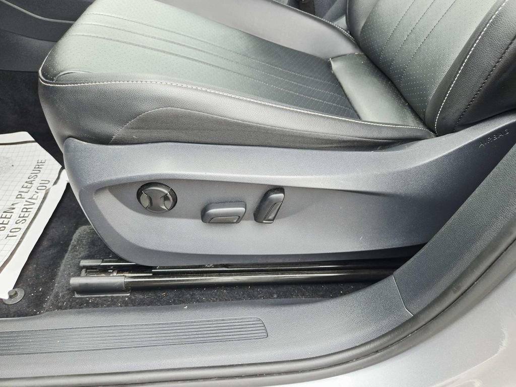Used 2022 Volkswagen Tiguan SE AWD/4WD image 34