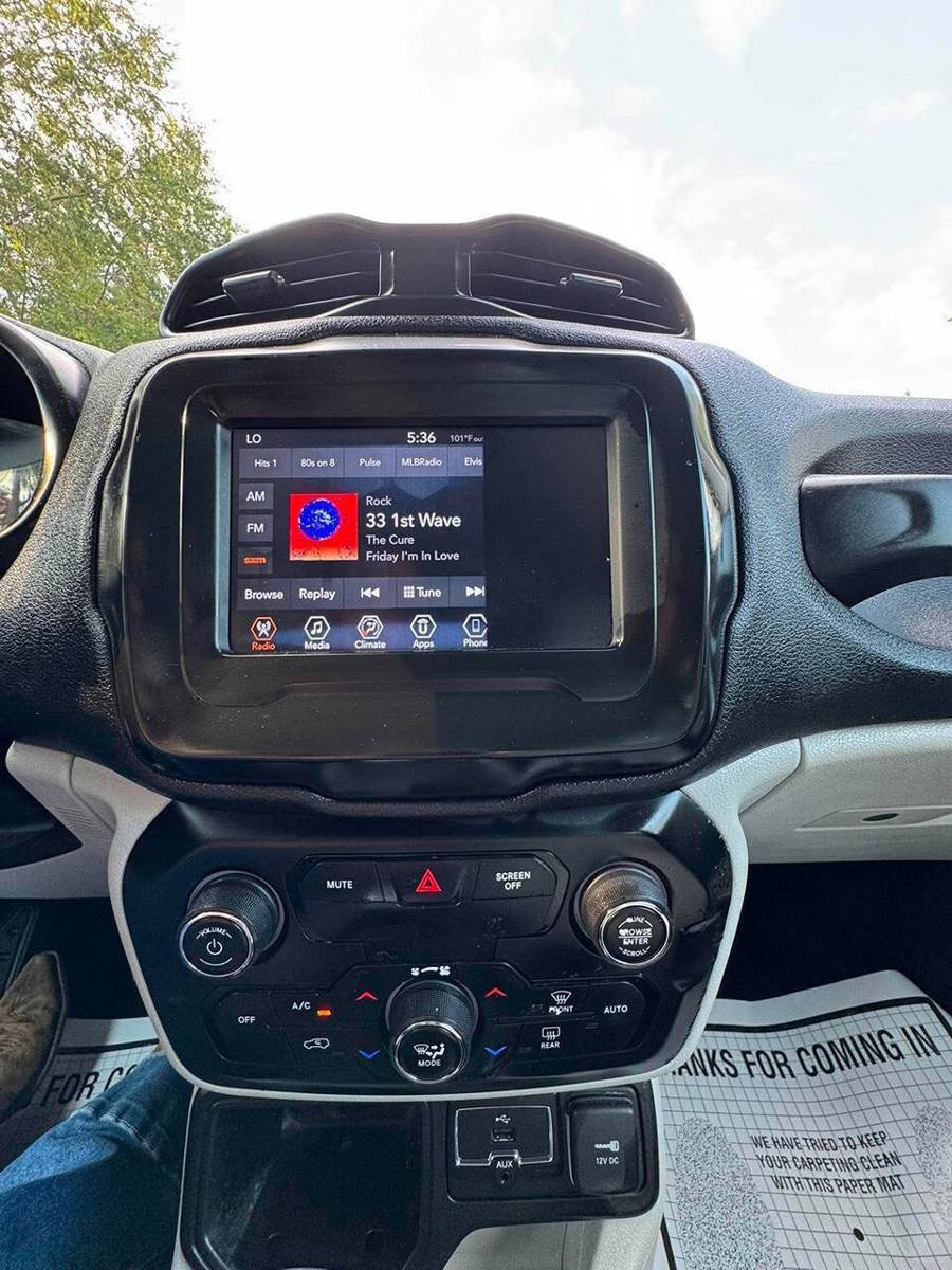 Used 2018 Jeep Renegade Latitude FWD image 15
