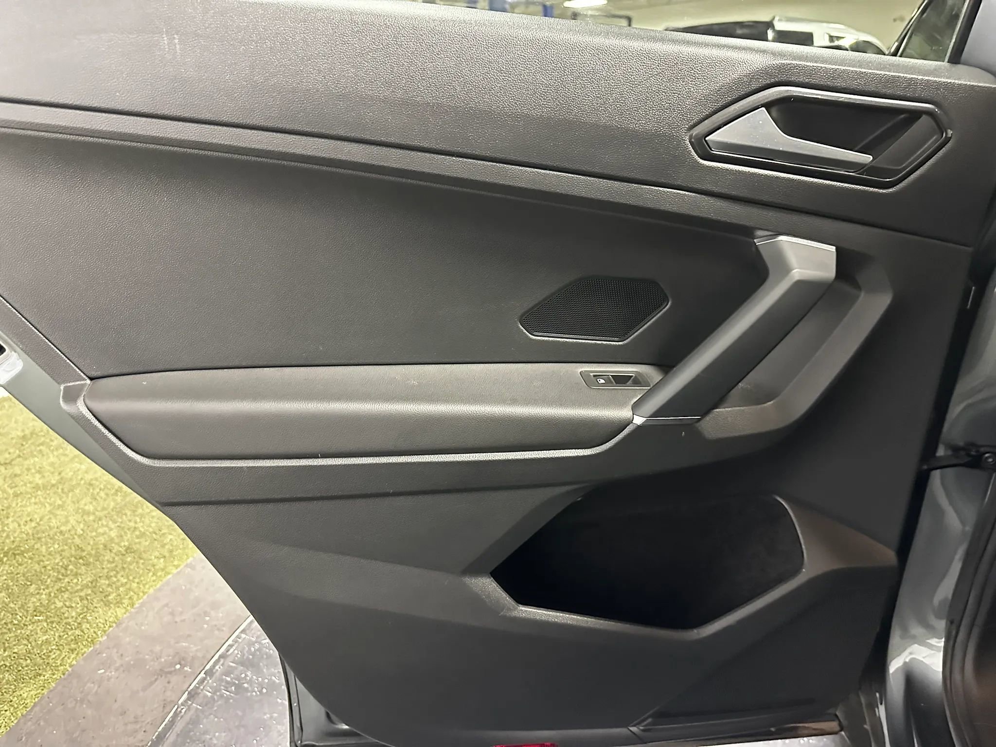 Used 2018 Volkswagen Tiguan SE AWD/4WD image 16