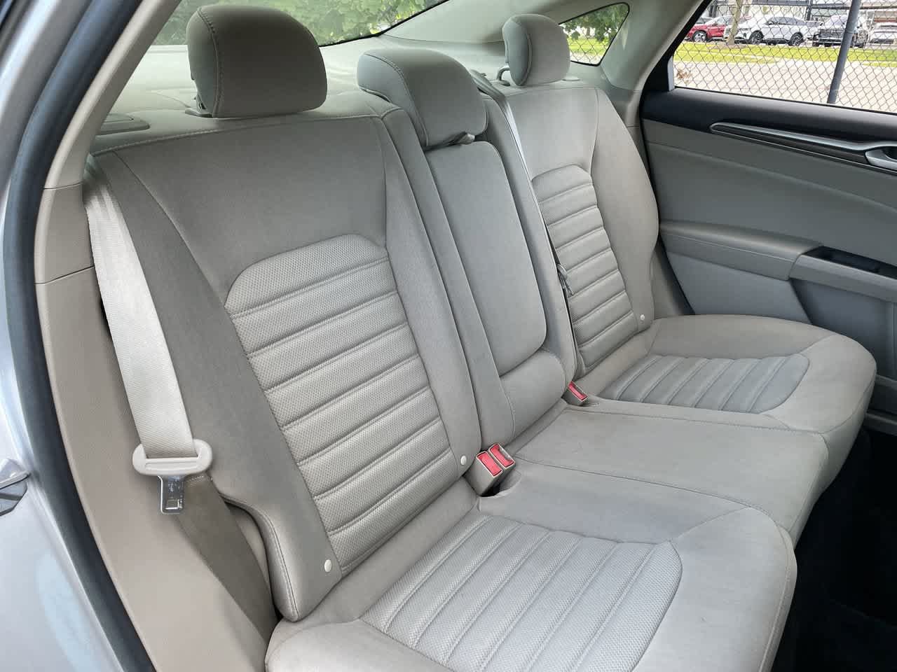 Used 2018 Ford Fusion SE FWD image 15
