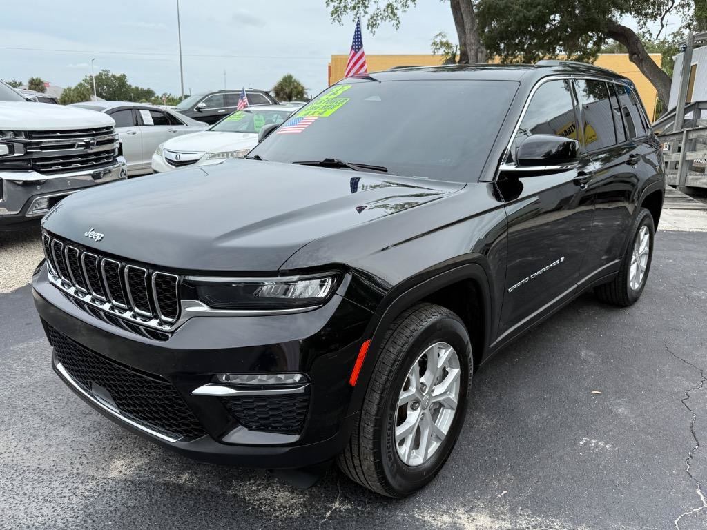 Used 2023 Jeep Grand Cherokee Limited AWD/4WD image 3
