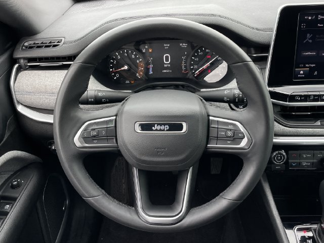 Used 2025 Jeep Compass Latitude w/ Sun & Sound Group AWD/4WD image 13
