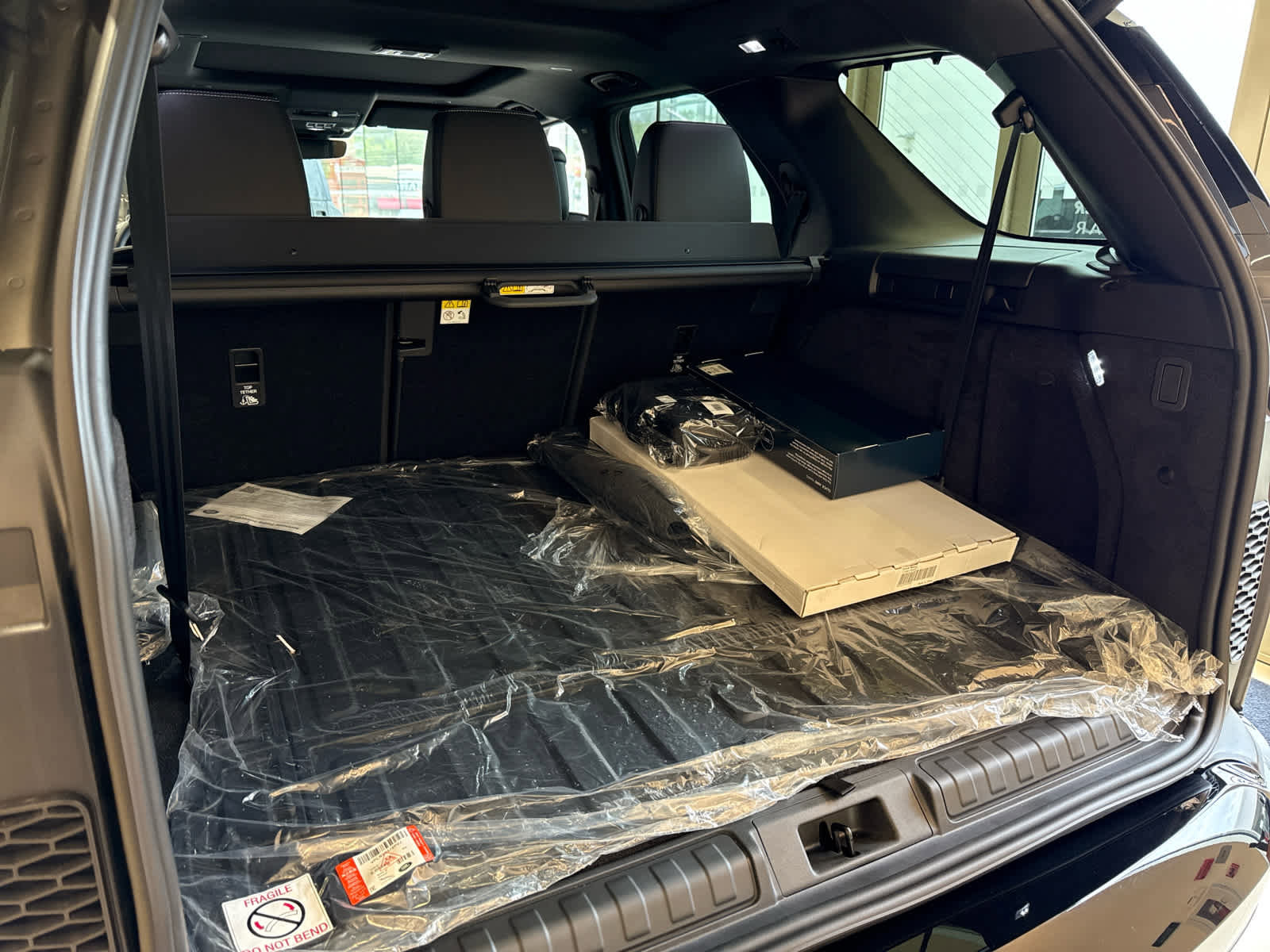 Used 2025 Land Rover Discovery Dynamic SE image 15