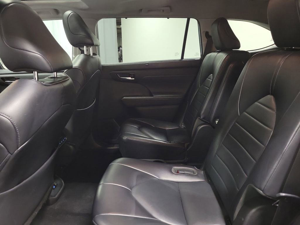 Used 2022 Toyota Highlander XLE FWD image 21