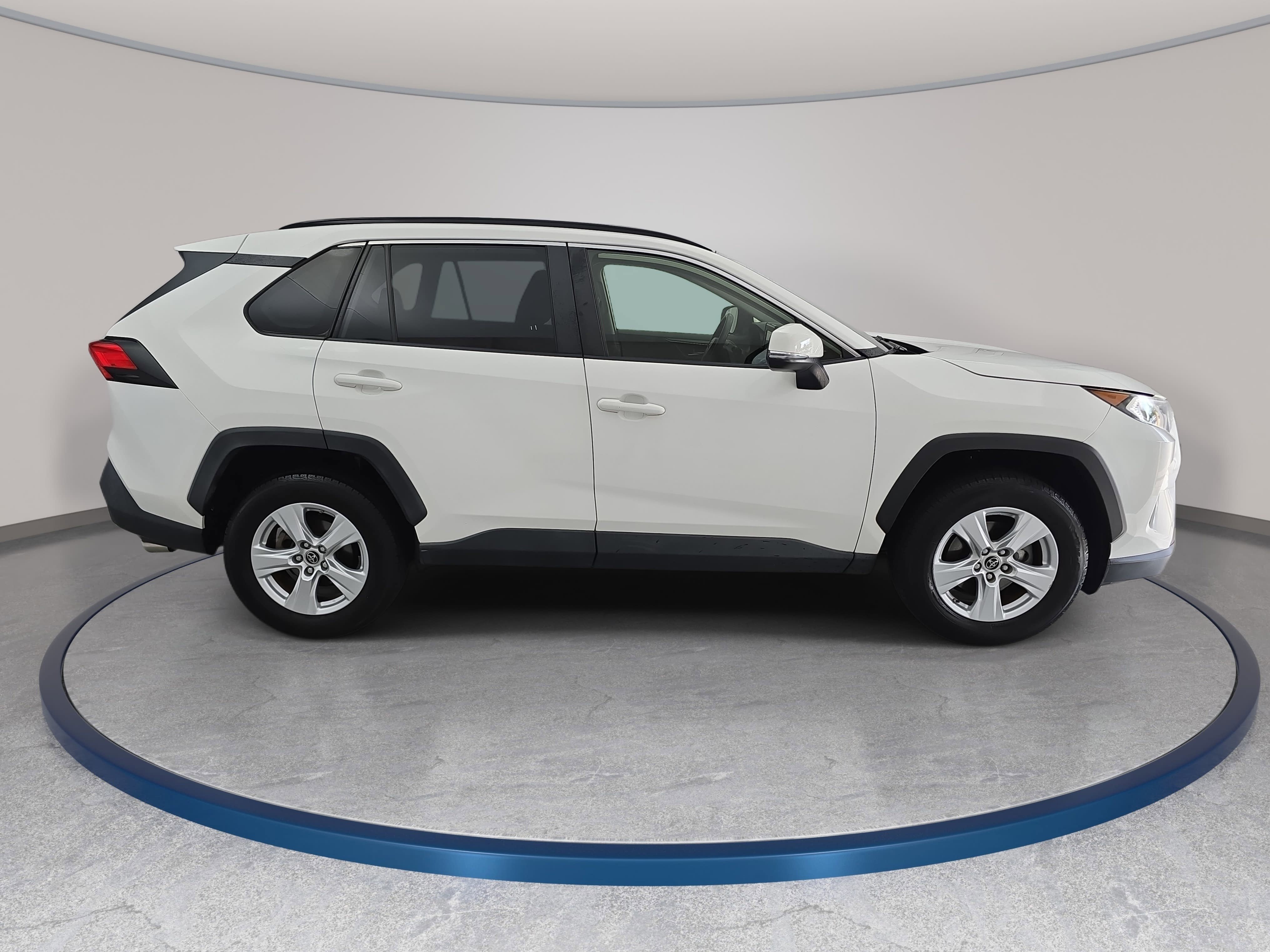 Used 2019 Toyota RAV4 XLE FWD image 4