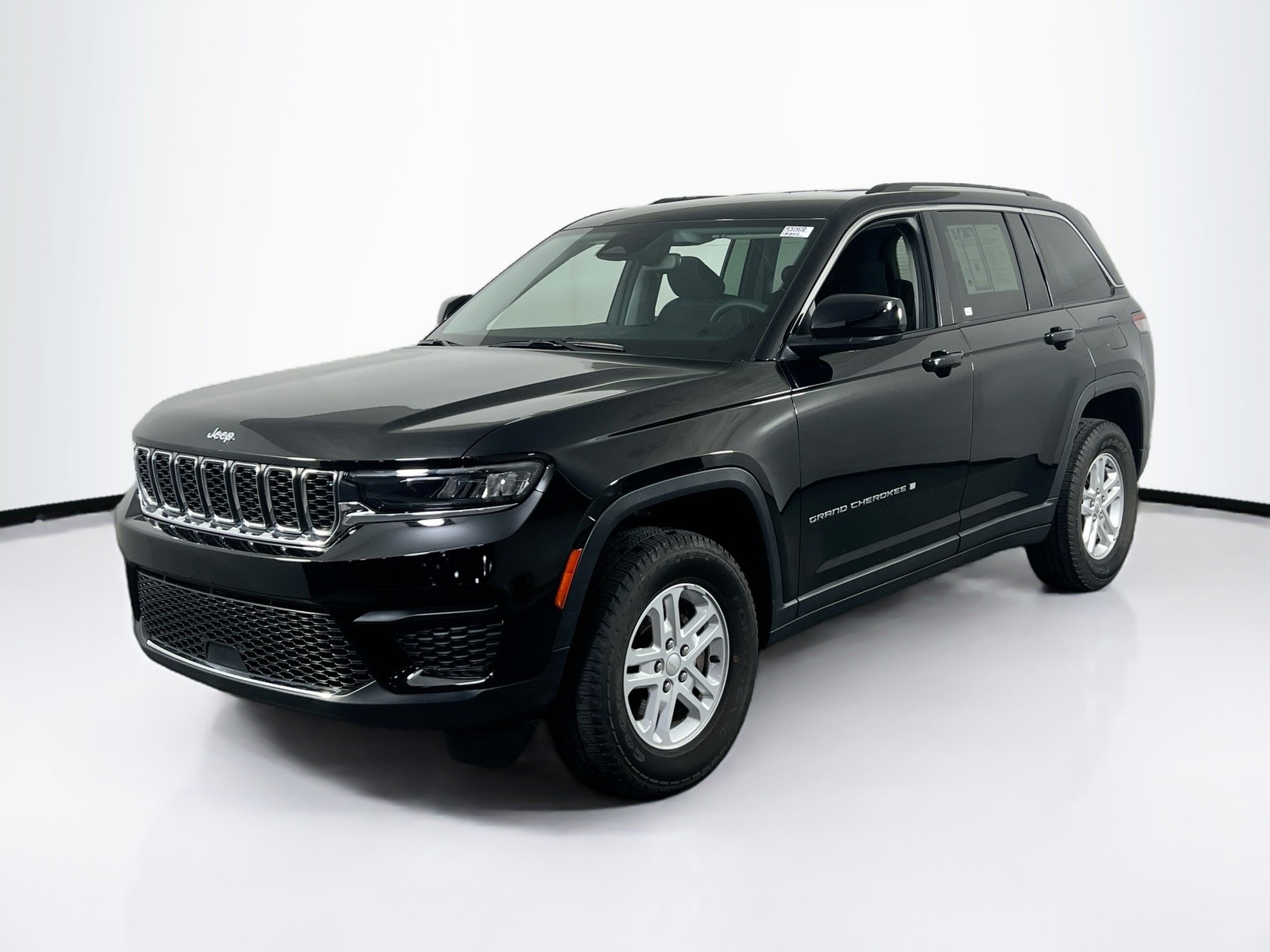 Used 2023 Jeep Grand Cherokee Laredo image 1