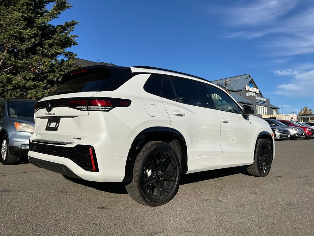 New 2025 Volkswagen Tiguan SE R-Line image 8