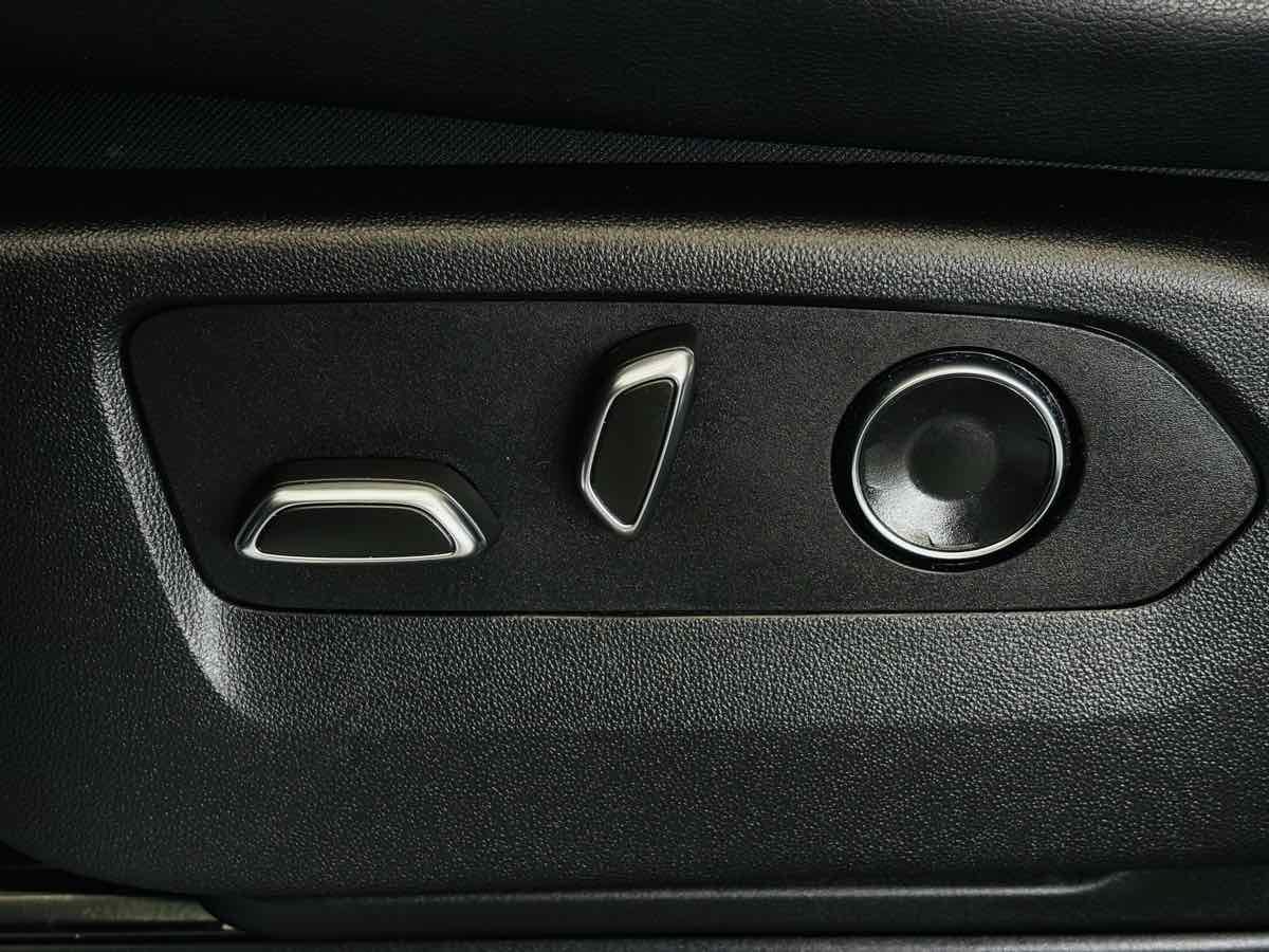 Used 2022 Cadillac Escalade Luxury AWD/4WD image 30