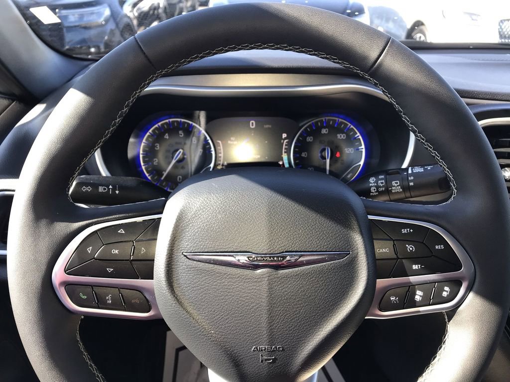 Used 2025 Chrysler Pacifica Select image 14