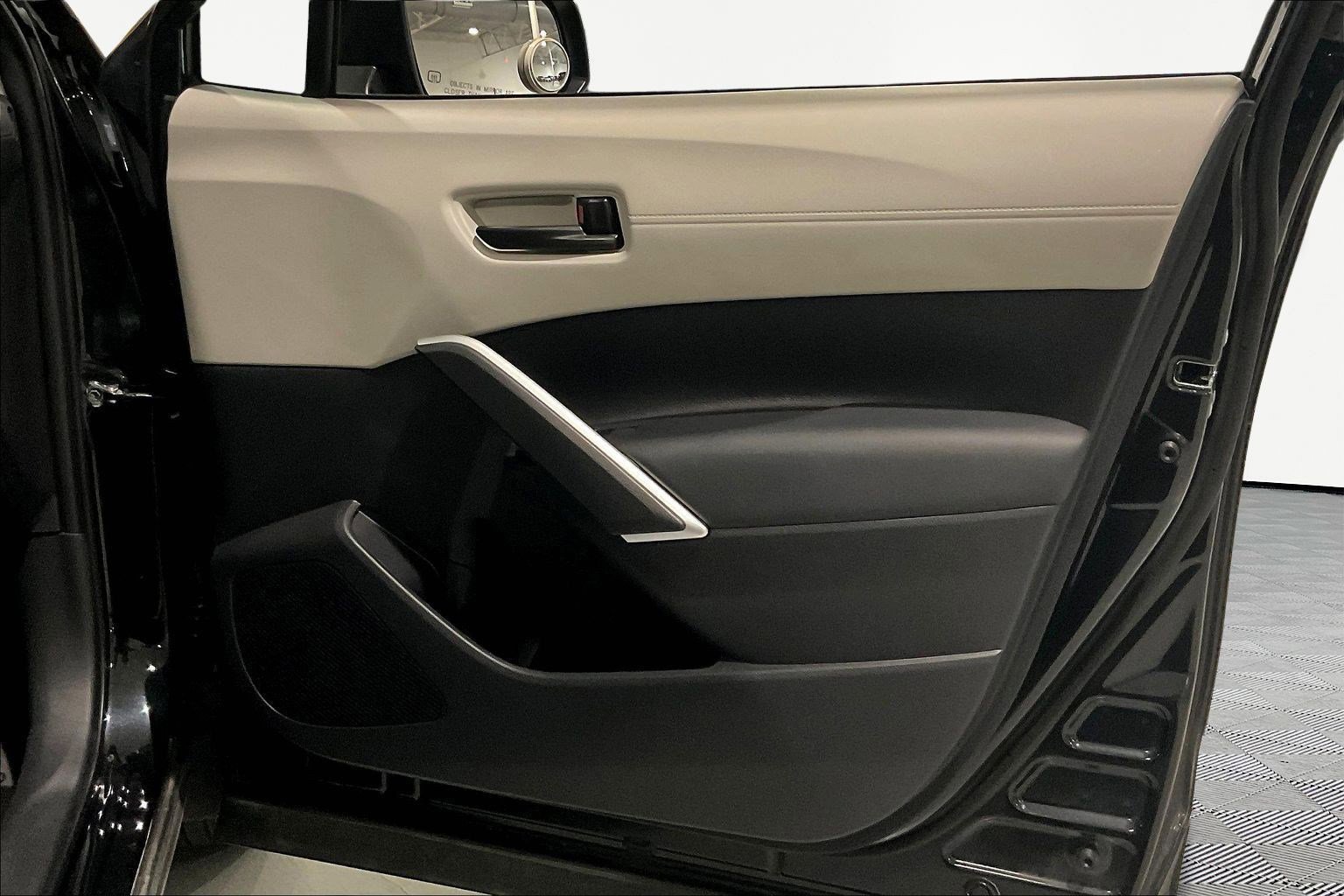 Used 2025 Toyota Corolla Cross L image 28