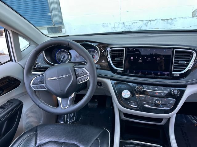 Used 2023 Chrysler Pacifica Limited image 18