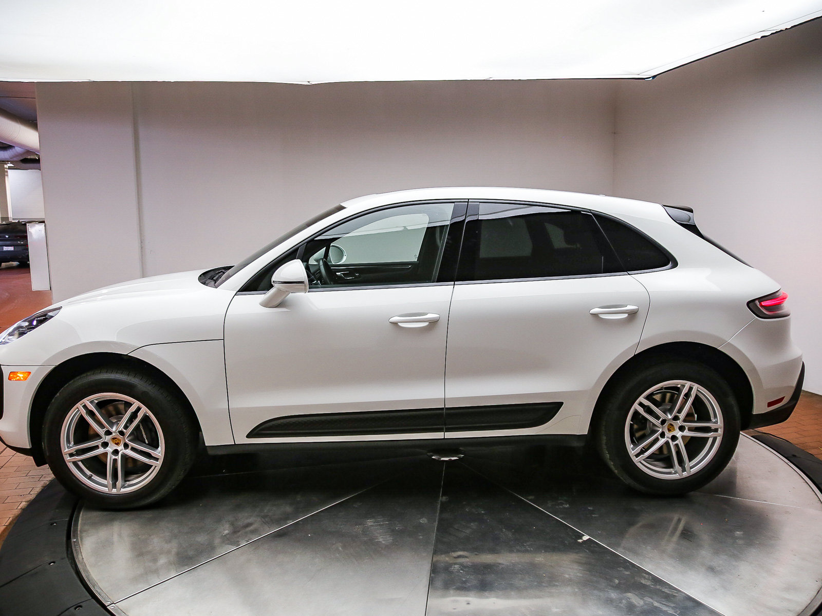 Certified 2024 Porsche Macan AWD/4WD image 2