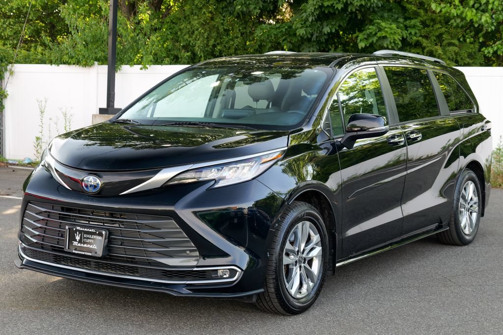 Used 2023 Toyota Sienna Limited AWD/4WD image 3