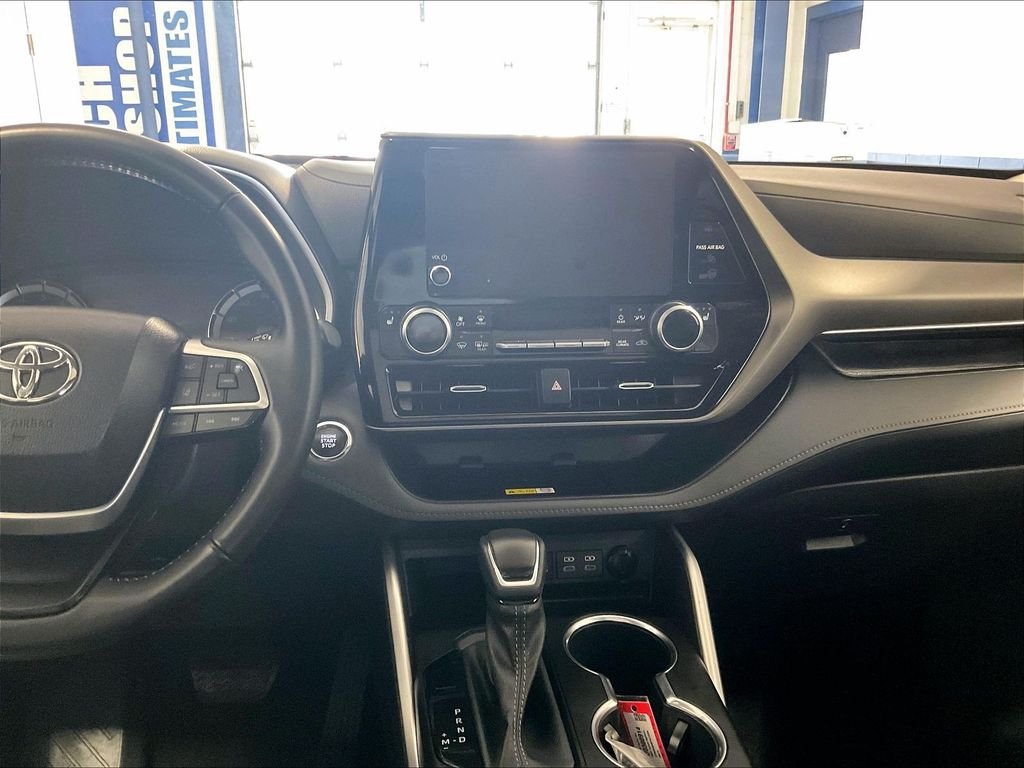 Used 2023 Toyota Highlander XLE AWD/4WD image 18