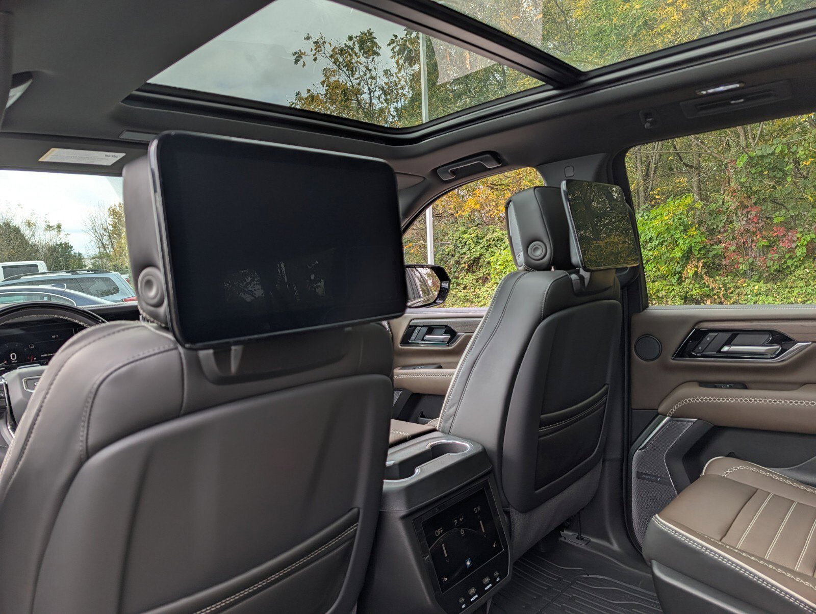 New 2026 GMC Yukon XL Denali Ultimate w/ LPO, Floor Liner Package AWD/4WD image 8