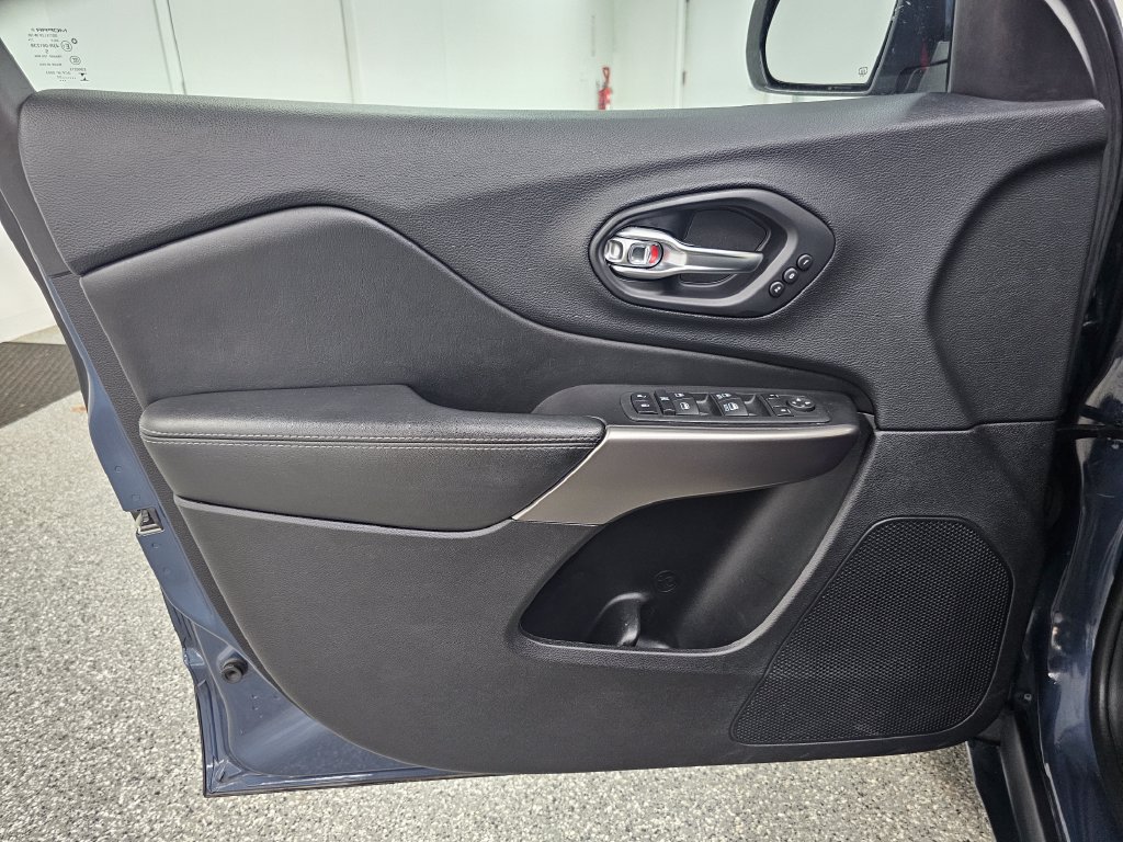 Used 2020 Jeep Cherokee Limited AWD/4WD image 12