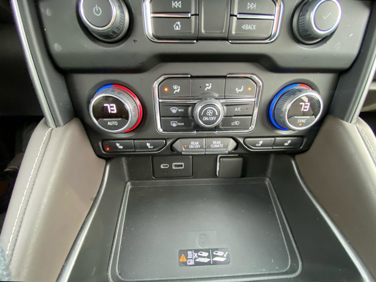 Used 2022 Chevrolet Suburban LT w/ Luxury Package image 28