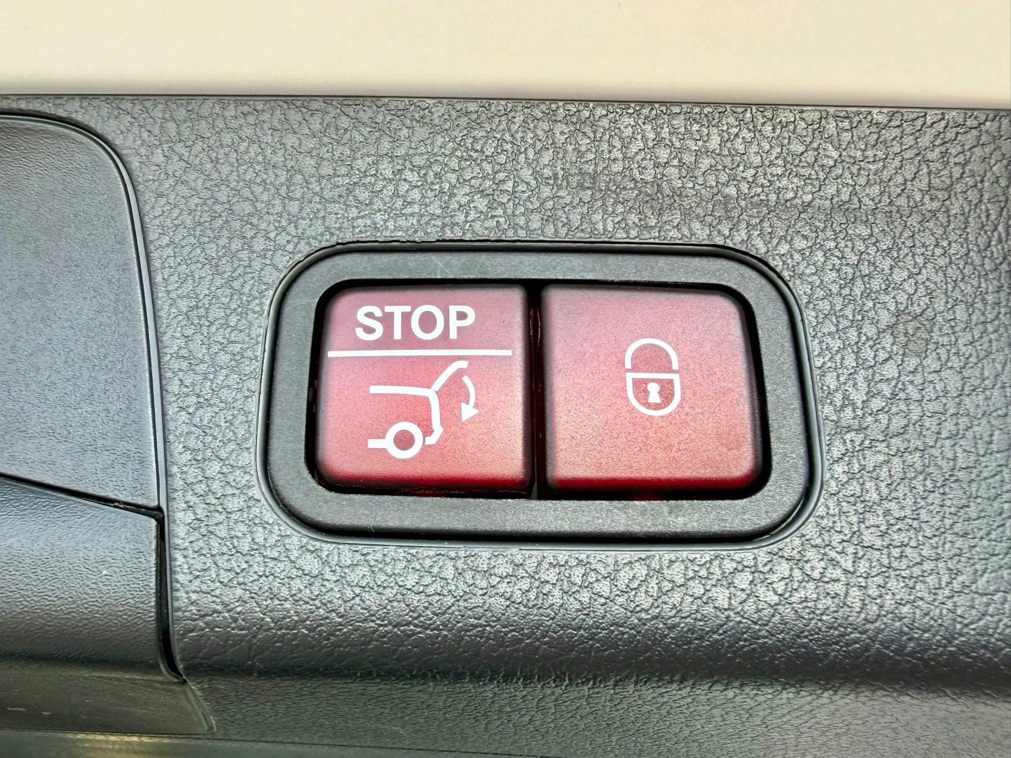 Used 2022 Mercedes-Benz GLB 250 4MATIC w/ Premium Package Lite image 41