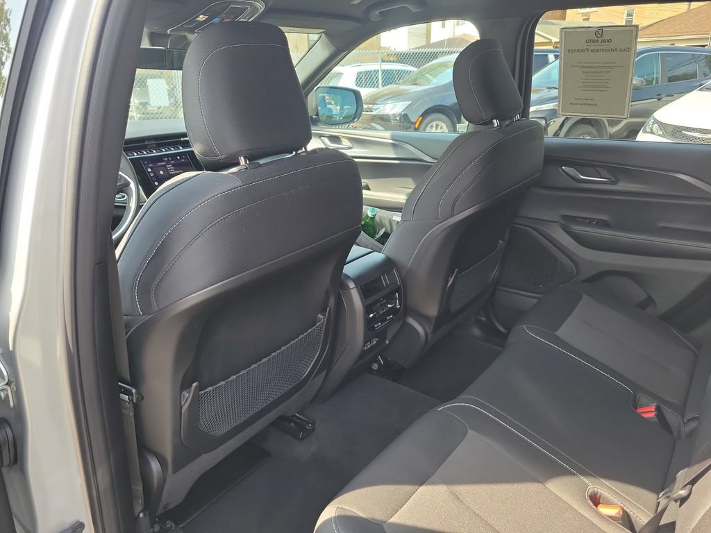 Certified 2025 Jeep Grand Cherokee Laredo AWD/4WD image 10