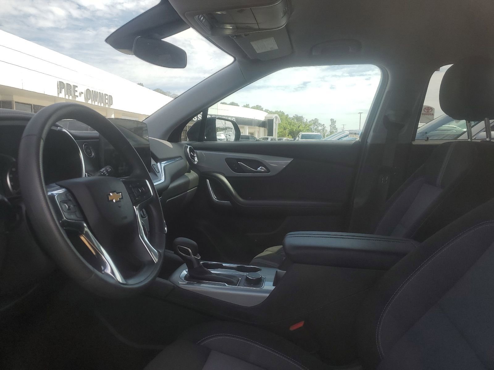 Used 2025 Chevrolet Blazer LT FWD image 8