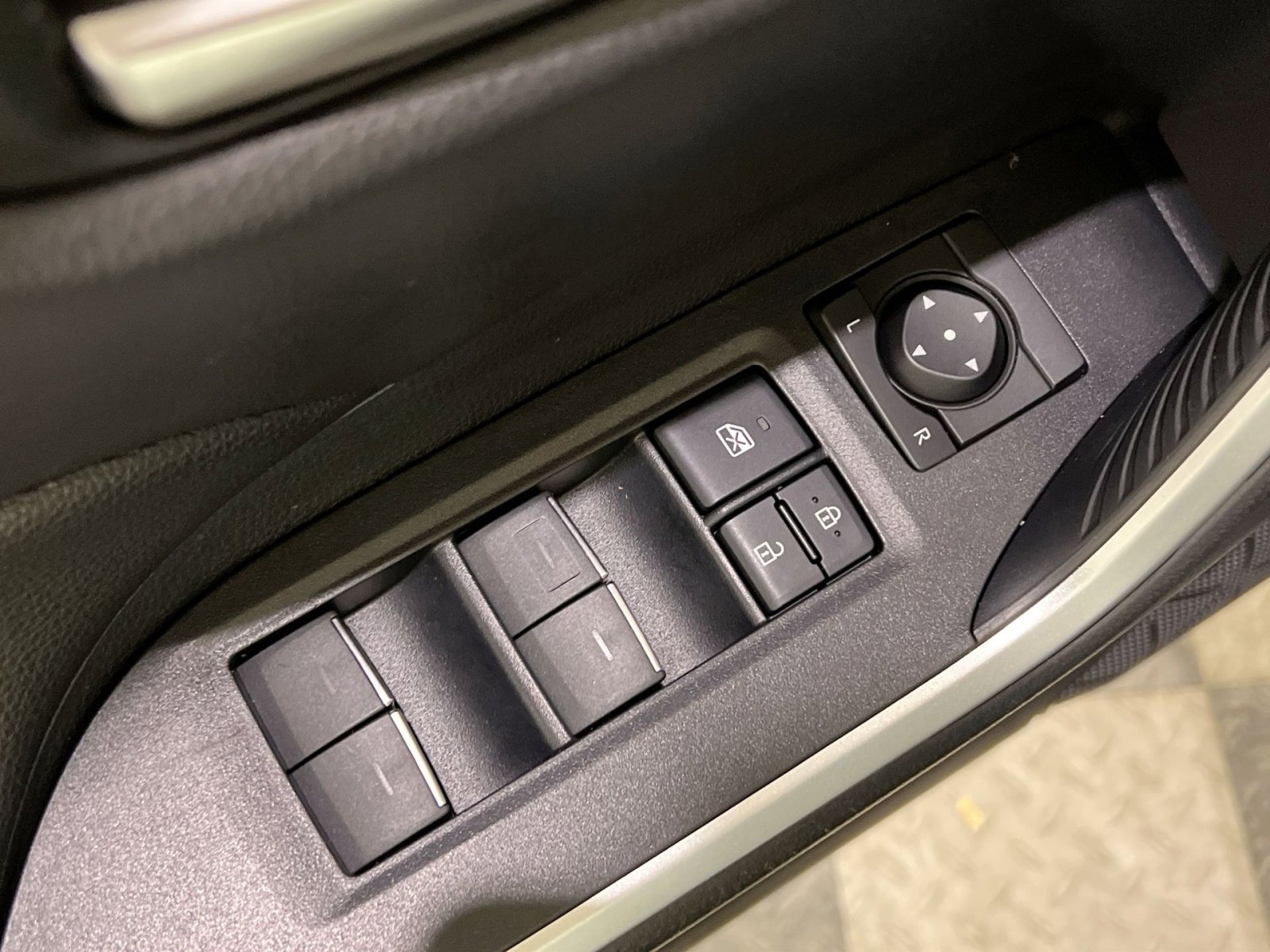 Used 2023 Toyota RAV4 SE w/ Weather & Moonroof Package image 31