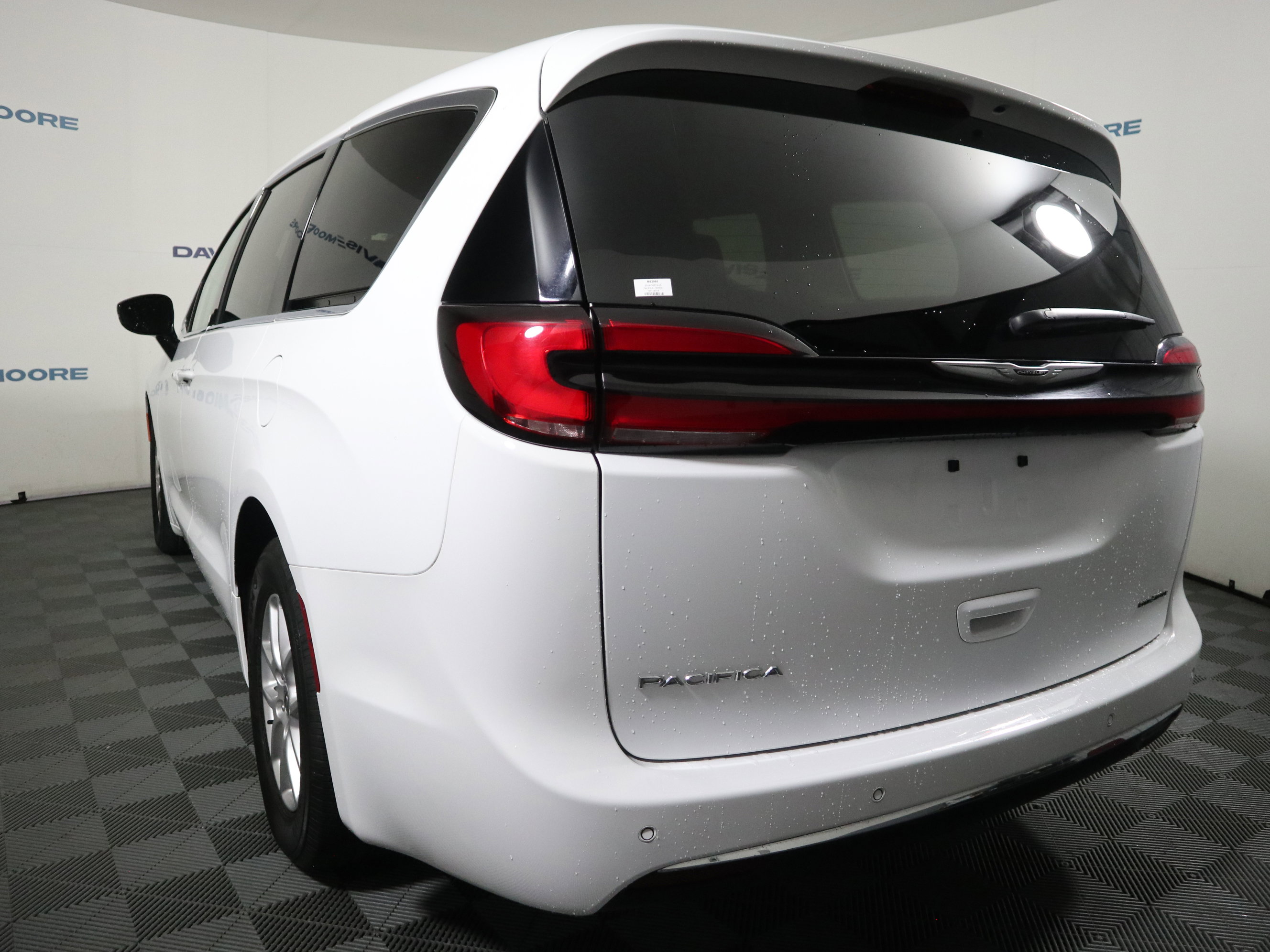 Used 2024 Chrysler Pacifica Touring-L FWD image 9