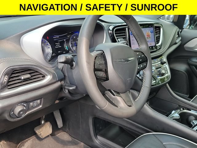 Used 2025 Chrysler Pacifica Limited FWD image 9