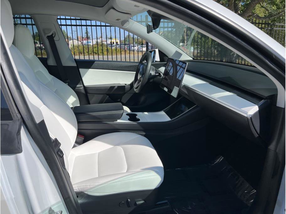Used 2020 Tesla Model Y Long Range image 18