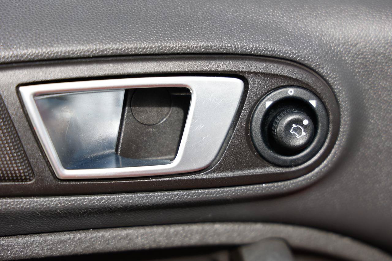 Used 2014 Ford Fiesta SE FWD image 39