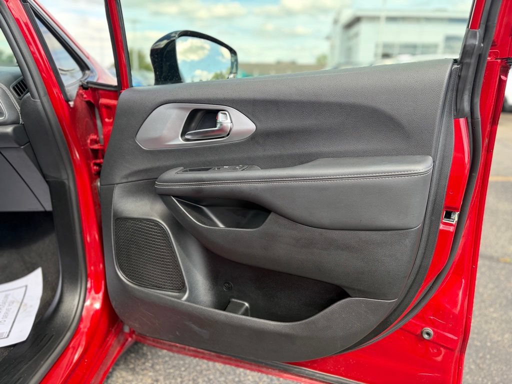 Certified 2025 Chrysler Pacifica Limited FWD image 19
