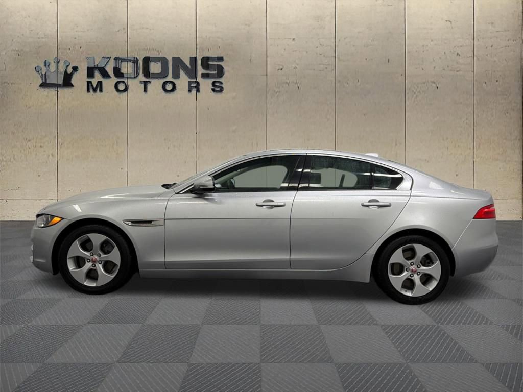 Used 2018 Jaguar XE Premium image 4