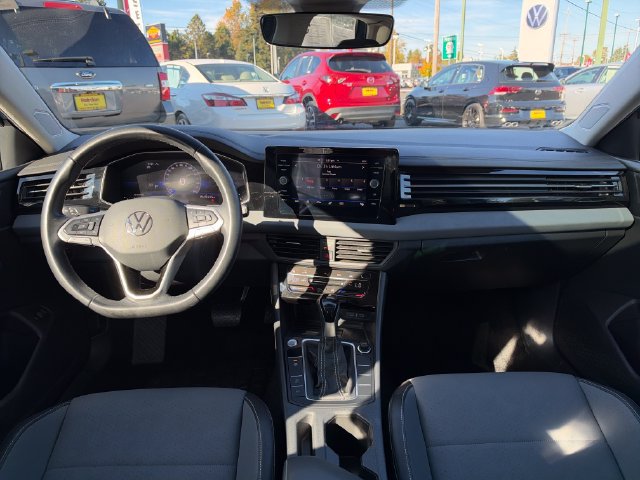 Used 2025 Volkswagen Jetta SE FWD image 11