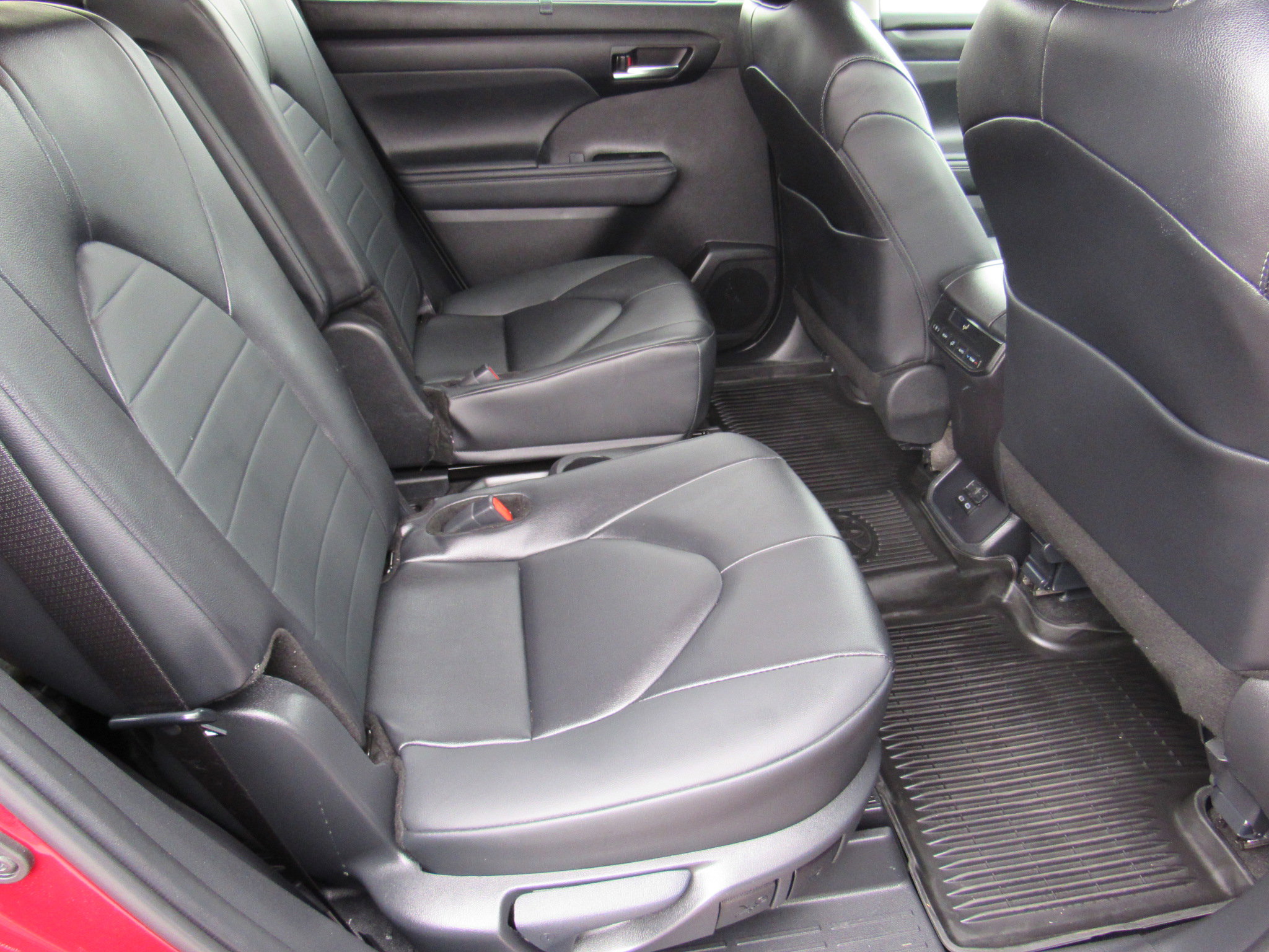 Used 2025 Toyota Highlander XLE image 24