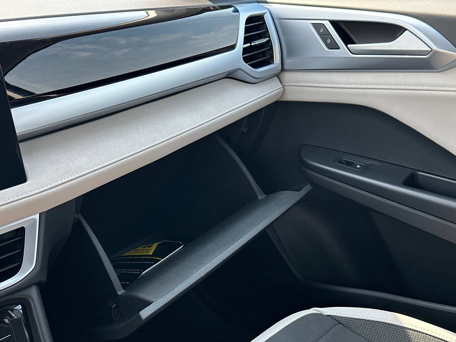 New 2025 Volkswagen Taos SE image 30