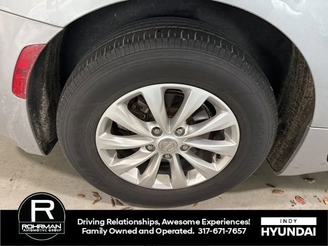 Used 2018 Chrysler Pacifica Touring-L image 6