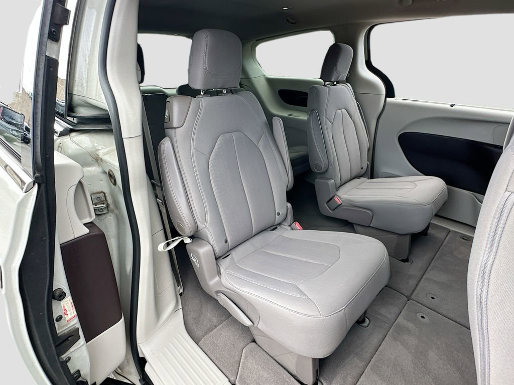 Used 2020 Chrysler Pacifica Touring image 26