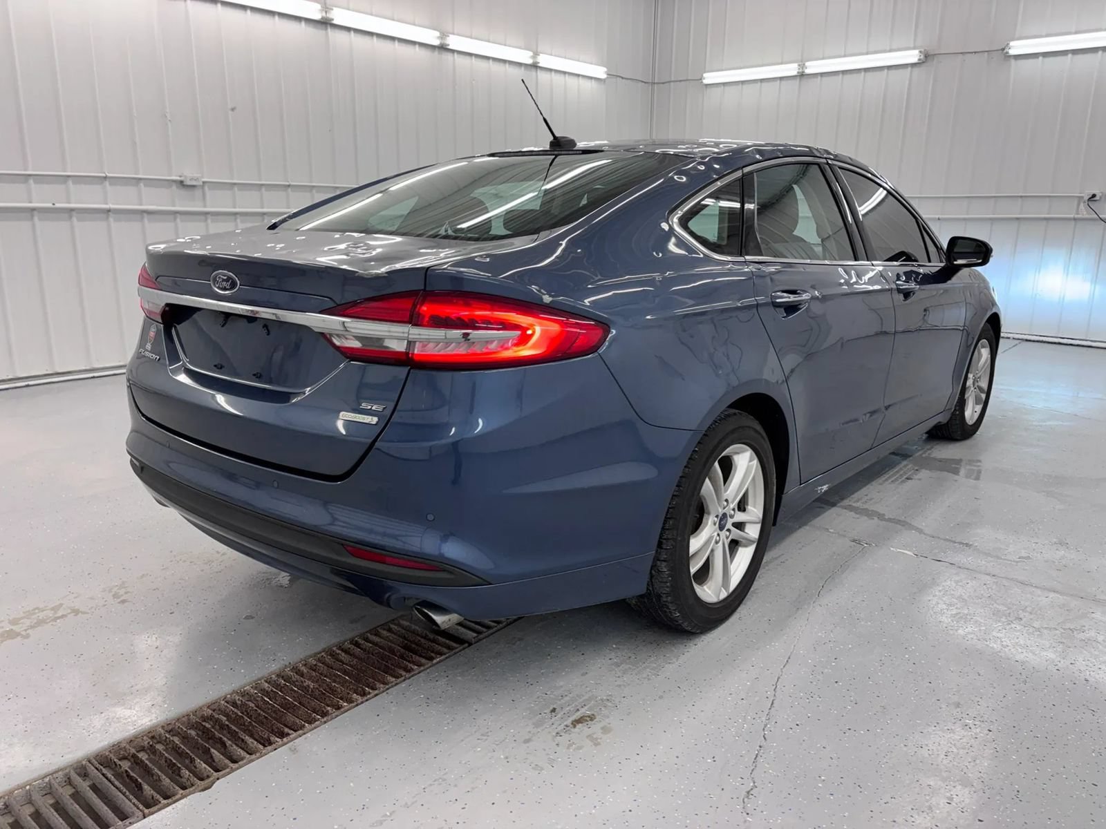 Used 2018 Ford Fusion SE w/ Fusion SE Technology Package FWD image 4