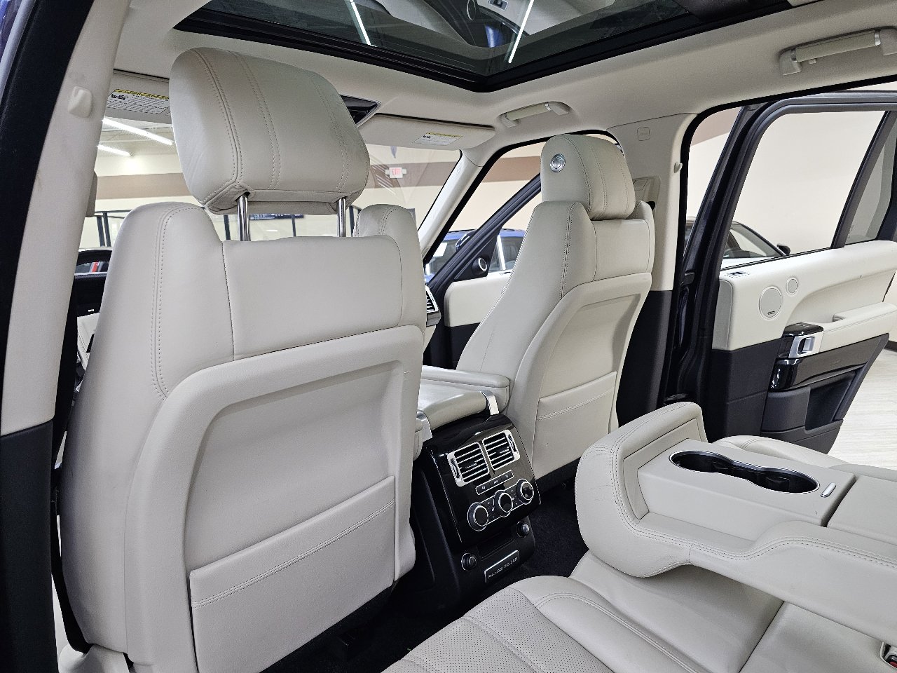 Used 2016 Land Rover Range Rover HSE image 26