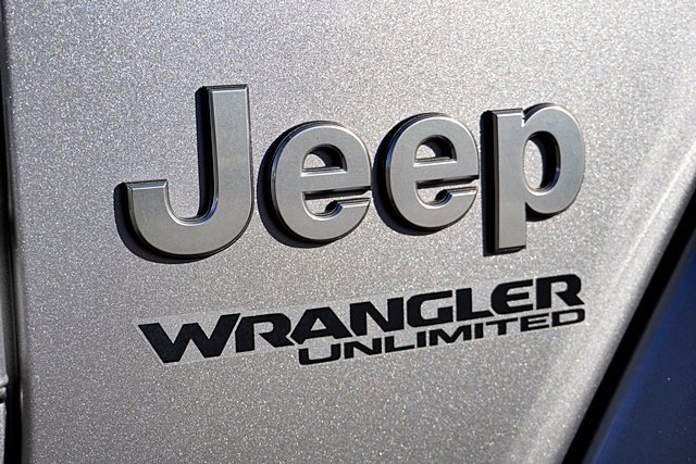 Used 2018 Jeep Wrangler Unlimited Sahara image 12