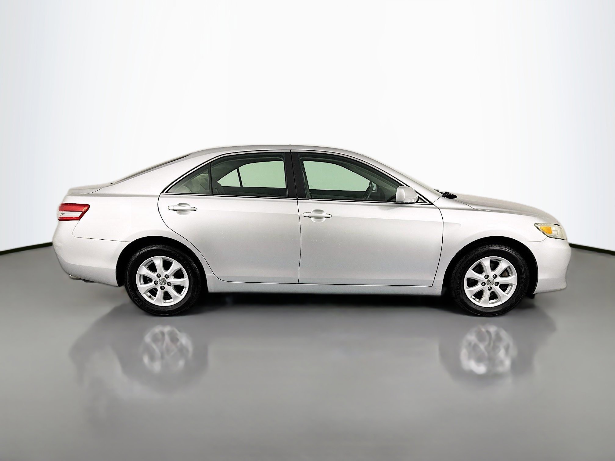 Used 2011 Toyota Camry LE w/ LE Extra-Value Pkg image 4