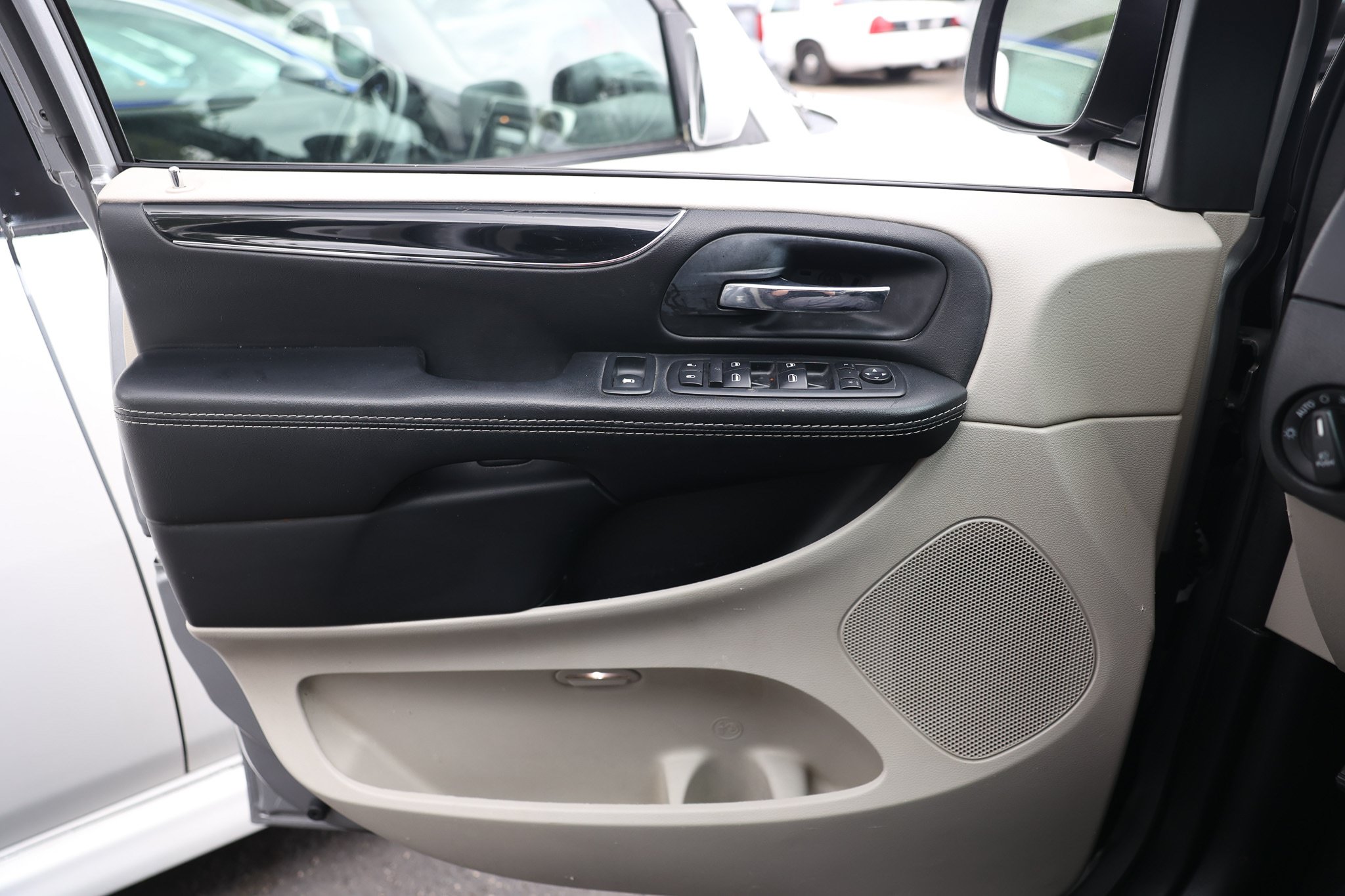 Used 2018 Dodge Grand Caravan SXT FWD image 39