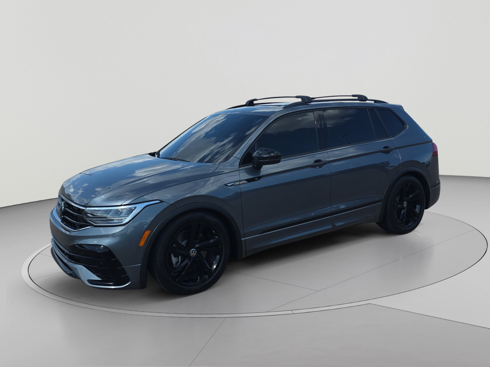 Used 2024 Volkswagen Tiguan SE R-Line FWD image 1
