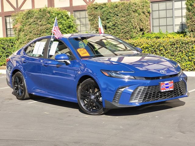 Used 2025 Toyota Camry SE image 2