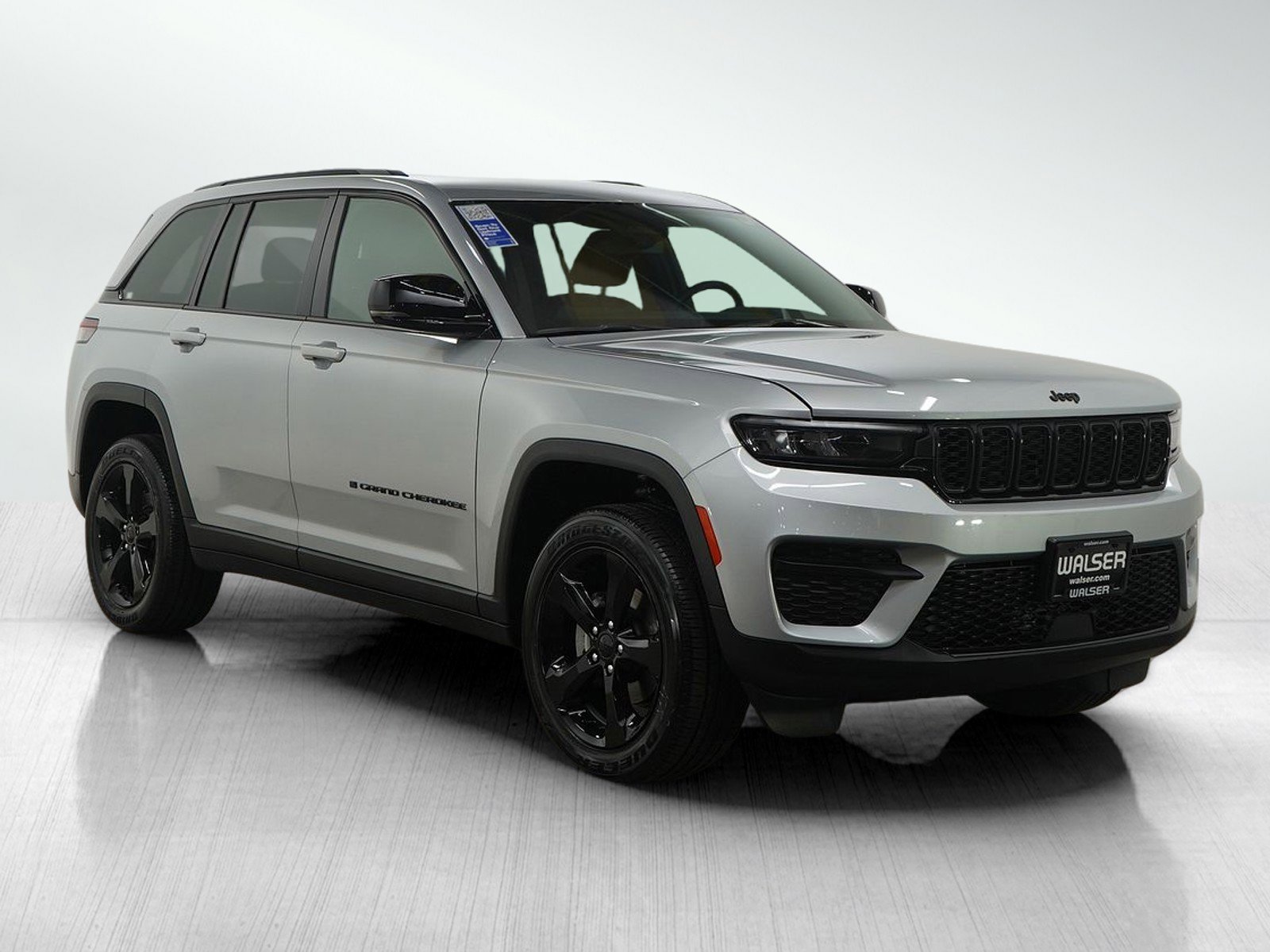 Used 2024 Jeep Grand Cherokee Altitude image 7