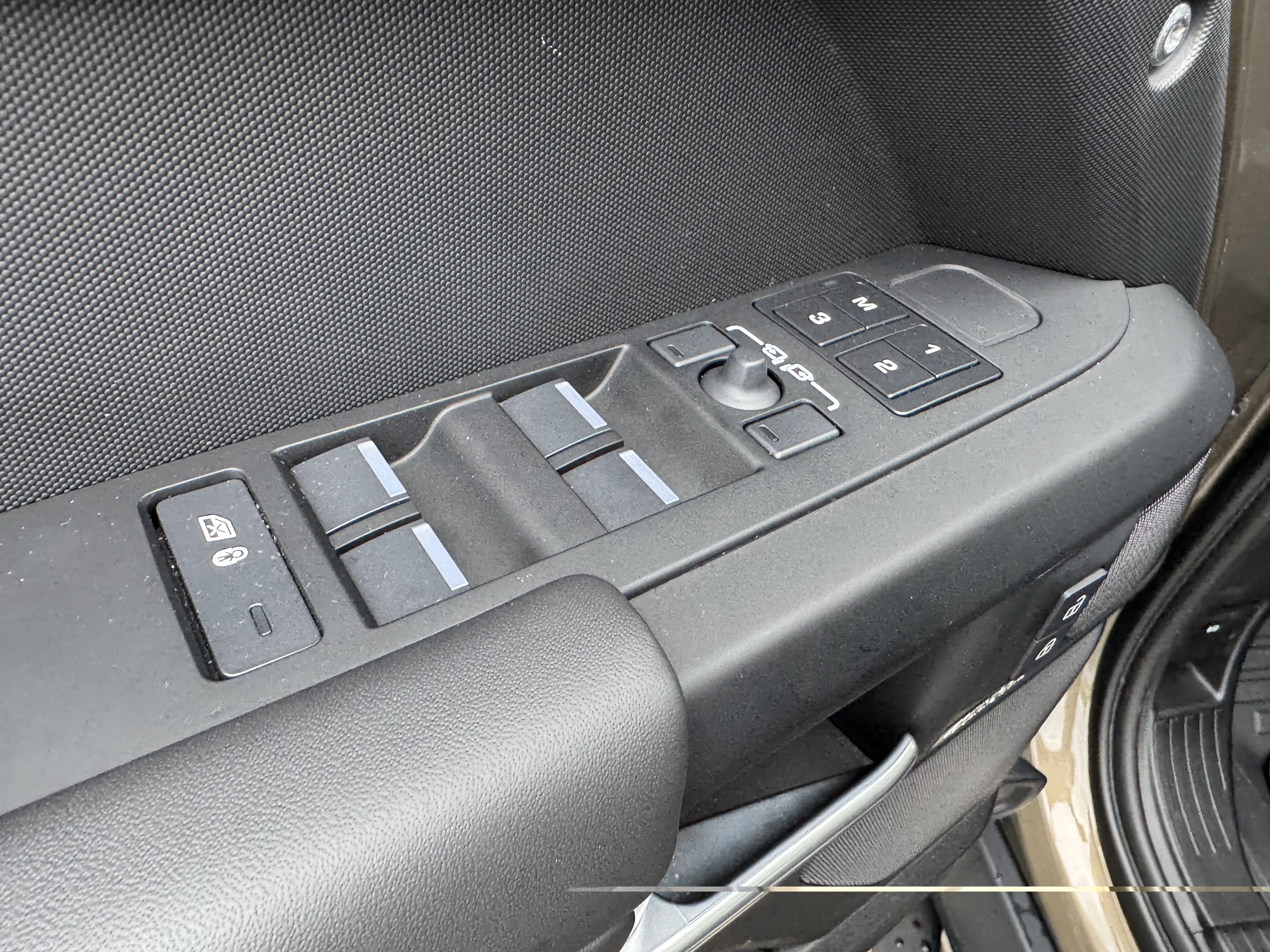Certified 2025 Land Rover Defender 110 X-Dynamic SE AWD/4WD image 11