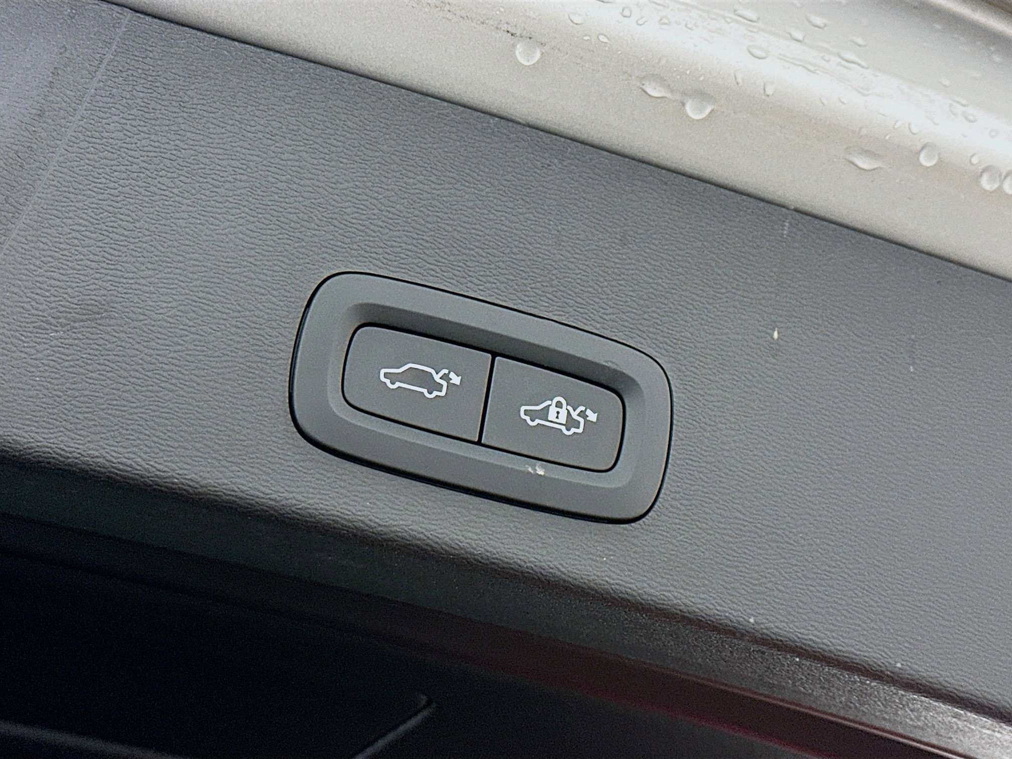 Used 2025 Volvo XC40 B5 Plus image 32