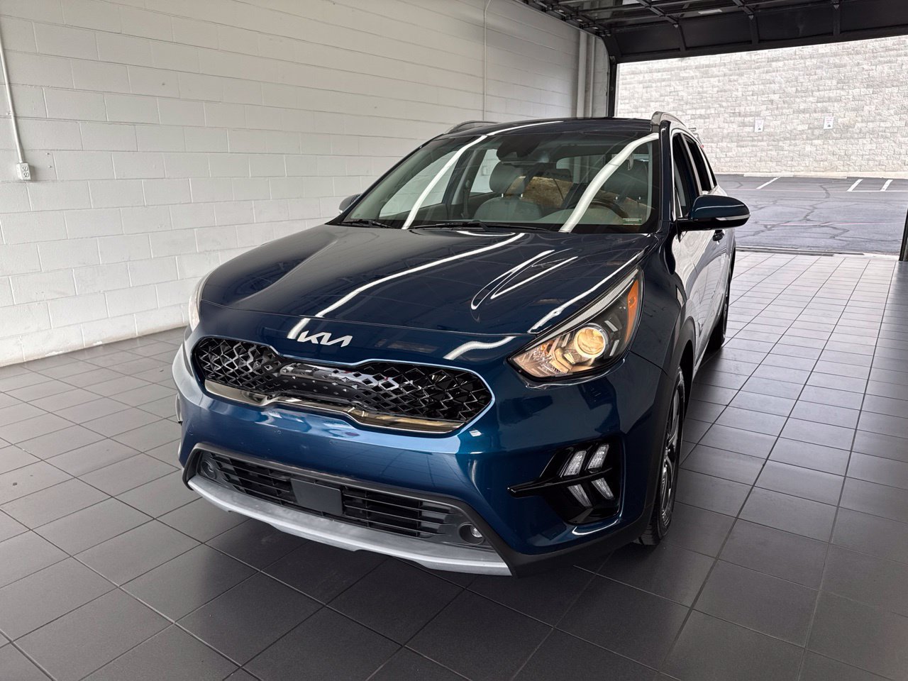 Used 2022 Kia Niro EX Premium FWD image 3