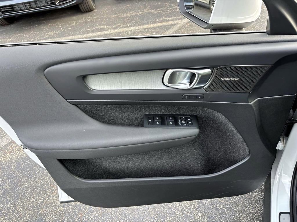 Certified 2025 Volvo XC40 B5 Plus w/ Protection Package Premier image 11