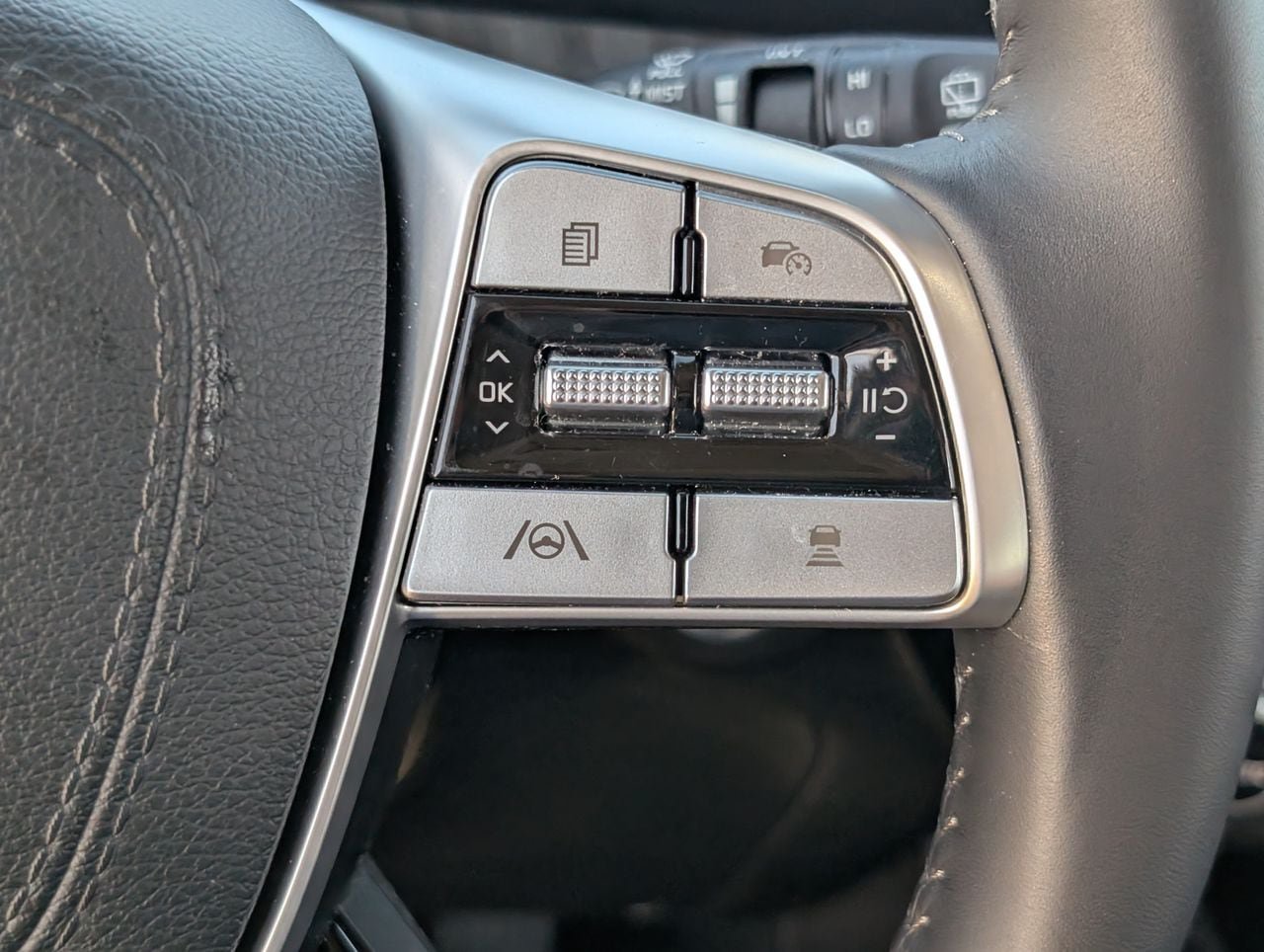 Used 2025 Kia Telluride EX w/ EX Captain's Chair Package FWD image 21
