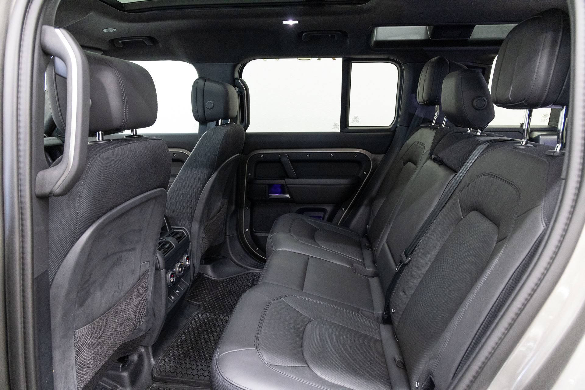Used 2025 Land Rover Defender 110 X AWD/4WD image 8